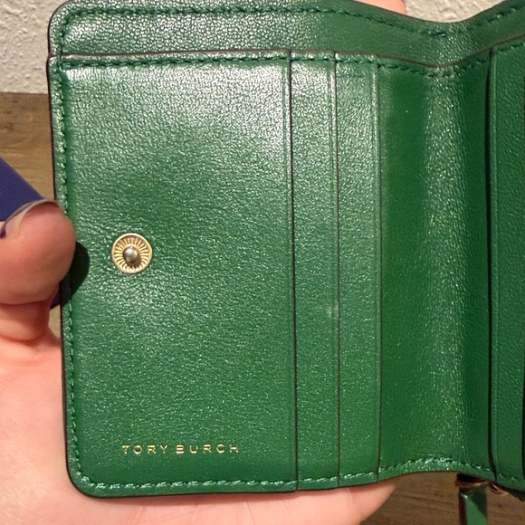 Tory Burch Quilted Green Wallet with Gold Logo - Picture 9 of 11